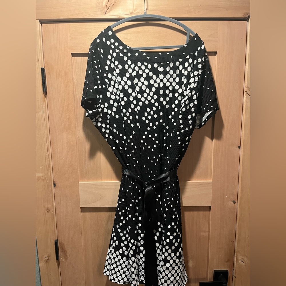 Avenue size 26/28 black and white dress